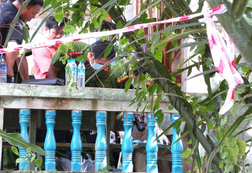 Công an phong tỏa hiện trường, tìm các dấu vết liên quan đến vụ án.