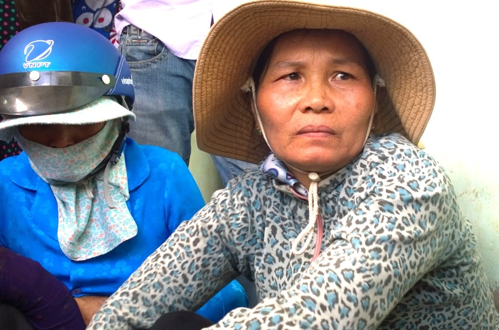 Bà Võ Thị Thúy Phượng (53 tuổi, mẹ chị Nguyên) bàng hoàng khi nghe tin con gái và 2 cháu bị sát hại.