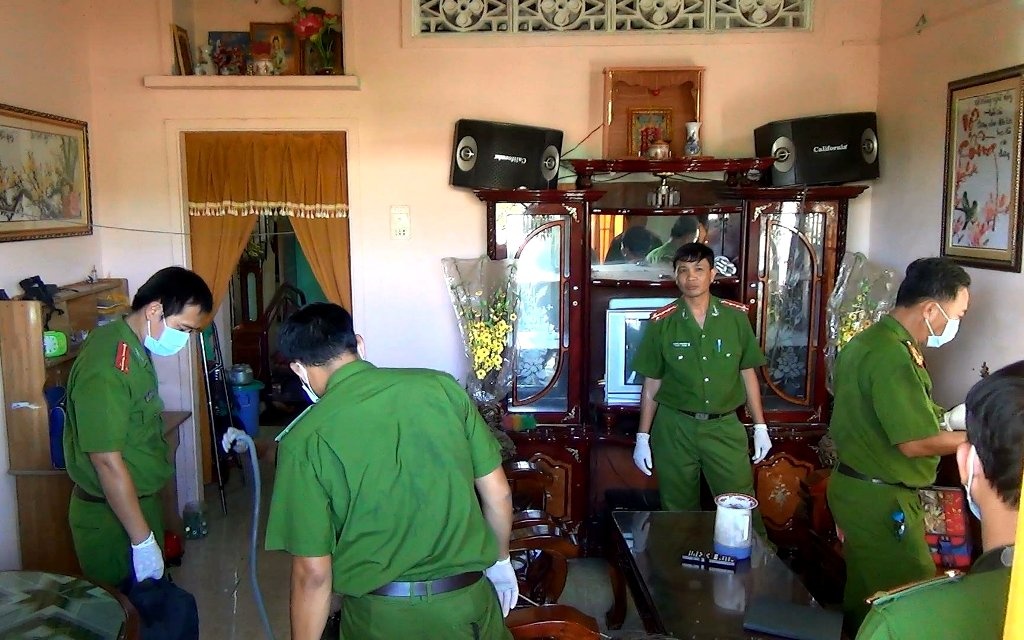 Lan tim dau vet kha nghi vu 3 me con chet tham hinh anh