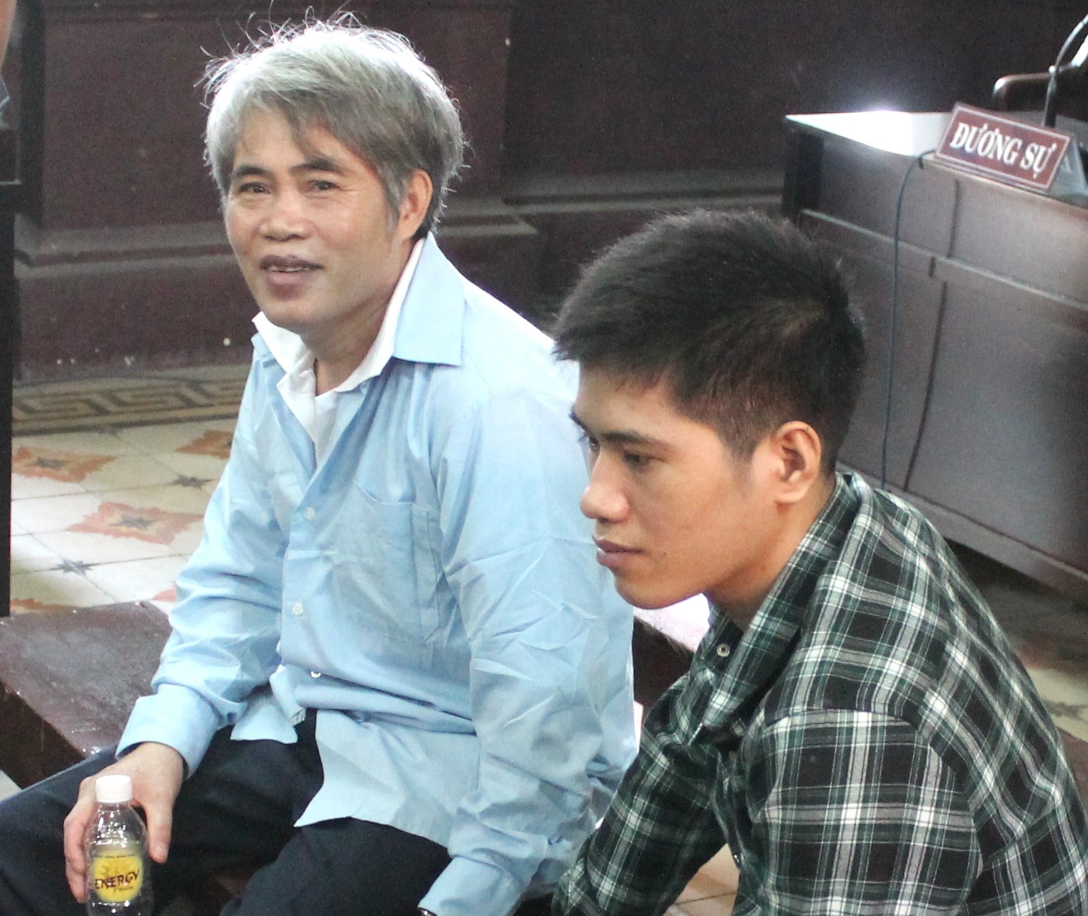 Chem nguoi vi di dam cuoi khong bo tien vao phong bi hinh anh