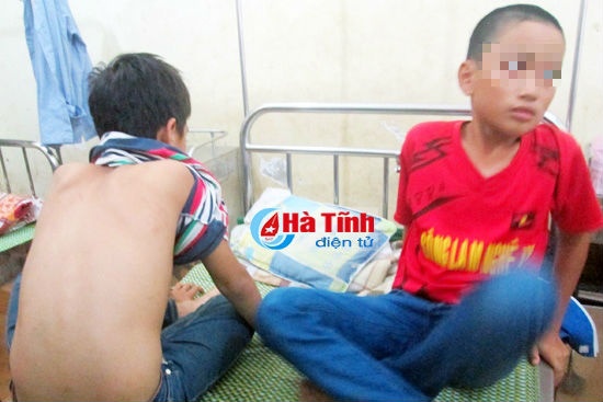 Phu huynh xong vao truong danh 3 hoc sinh nhap vien hinh anh