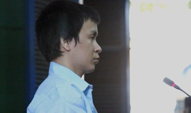 Yêu râu xanh trước vành móng ngựa.