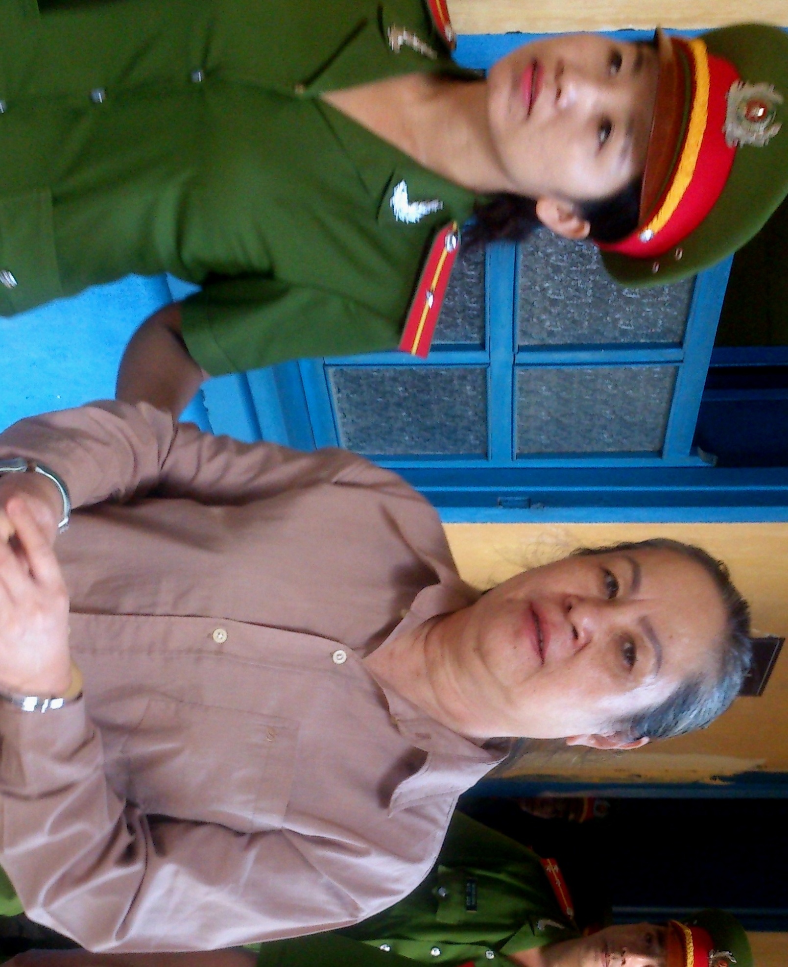 Tu hinh ke don hon 2 kg ma tuy vao thung mi tom hinh anh