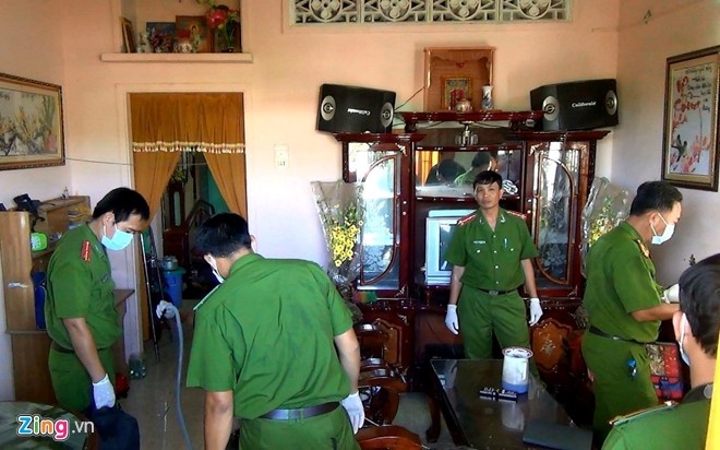 Công an khám nghiệm hiện trường. Ảnh: T.N.