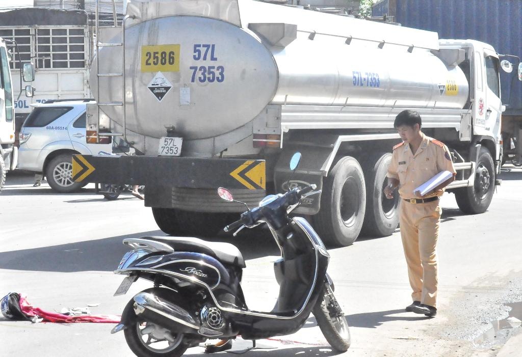 Va cham voi xe bon, co gai nga xuong duong tu vong hinh anh