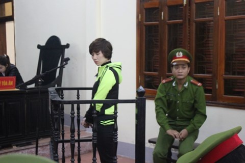 Thuấn nghe tòa tuyên án.