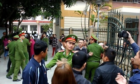 Cảnh sát vất vả dãn hồi trật tự.