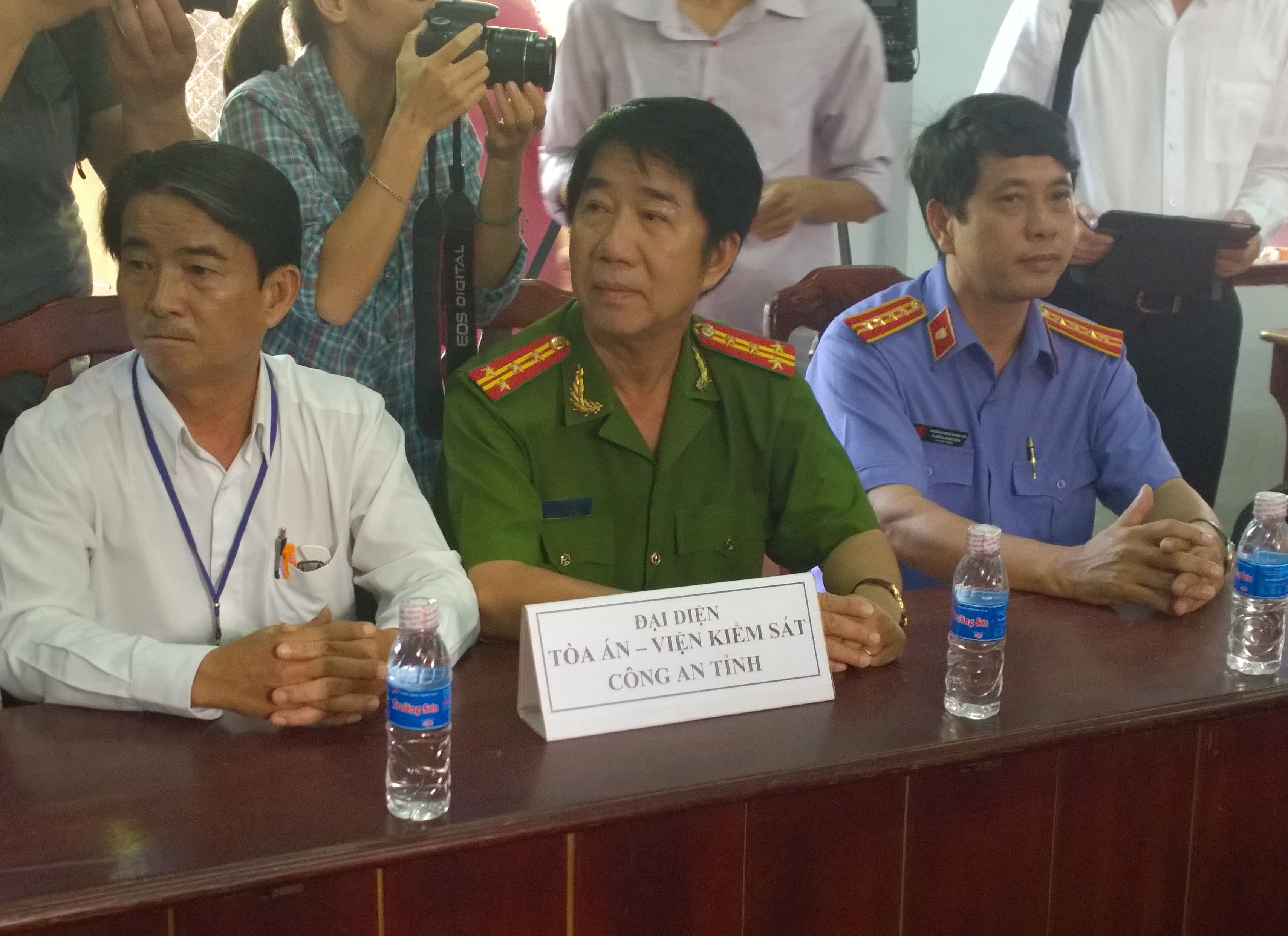 Đại tá Phạm Thật cùng đại diện TAND và VKSND tỉnh Bình Thuận tại buổi xin lỗi. Ảnh: K.T.