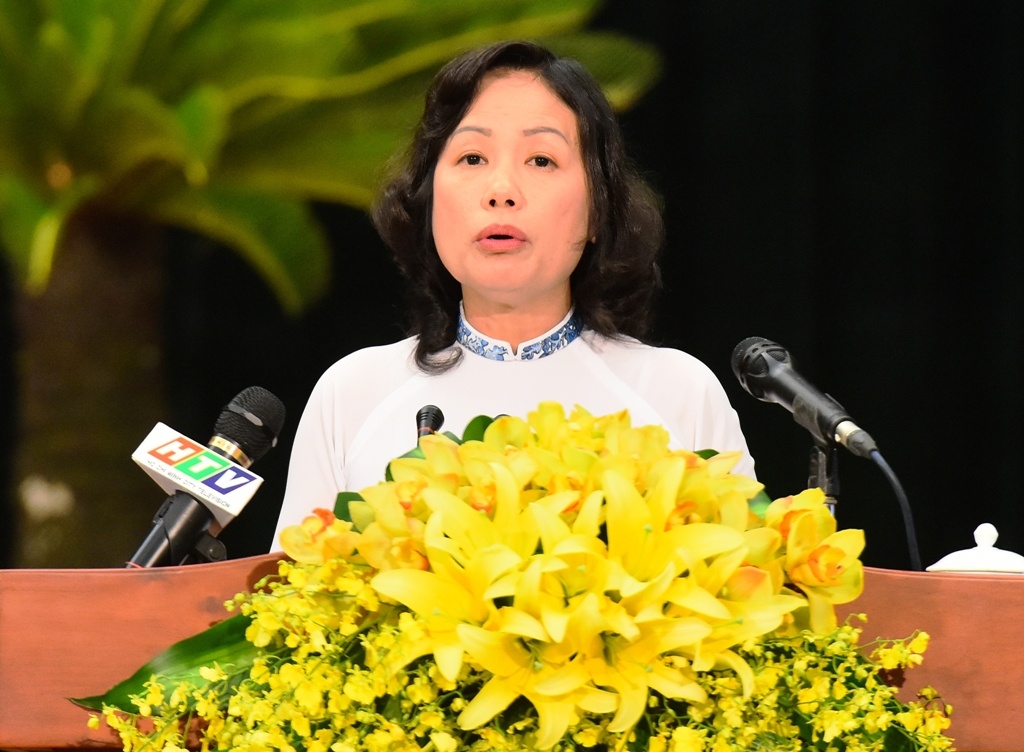 Bà Hương báo cáo tại HĐND TP HCM. Ảnh: Trường Nguyên.