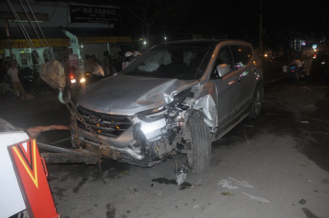 Tai xe dap nham chan ga tong 4 xe may, hat vang hai co gai hinh anh