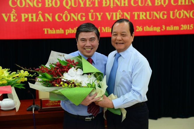 Nguyên Bí thư Thành ủy TP HCM Lê Thanh Hải chúc mừng ông Nguyễn Thành Phong nhận nhiệm vụ Phó Bí thư Thành ủy TP HCM vào tháng 3/2015. Ảnh: 