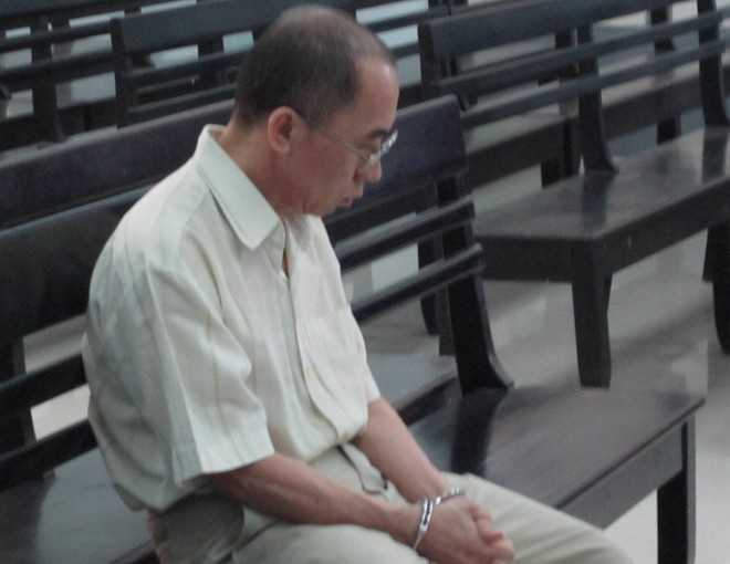 Hai doi con rieng cua vo roi do cho nan nhan du do hinh anh