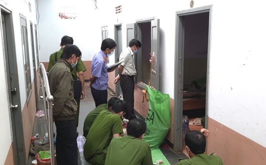 Khach lang choi sat hai gai ban hoa hinh anh