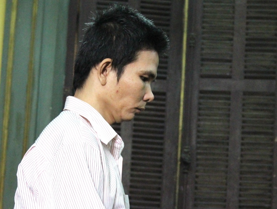 Lo toi hiep dam vi an trom dien thoai trong nha nan nhan hinh anh