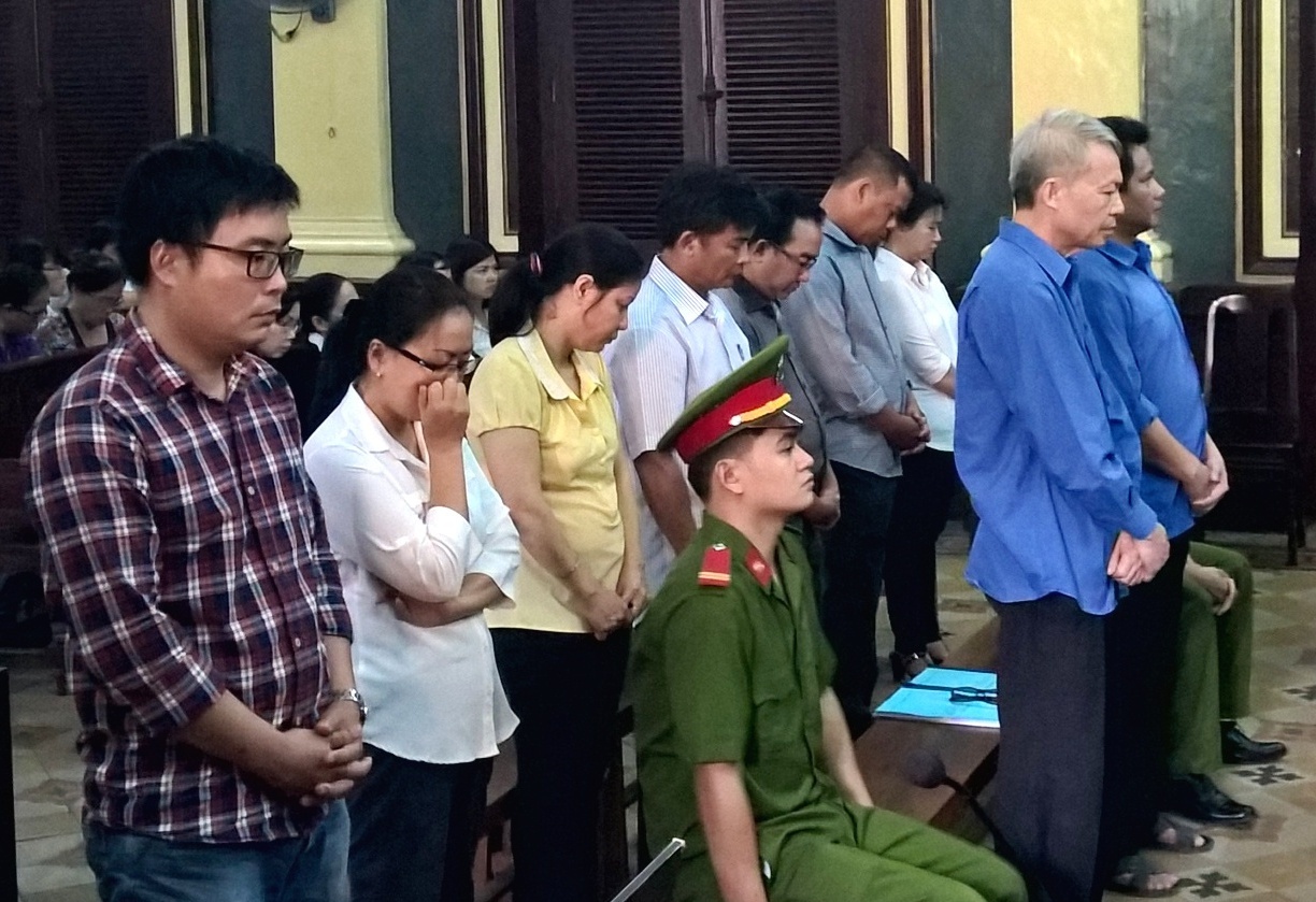 Các bị cáo nghe tòa tuyên án. Ảnh: K.T.