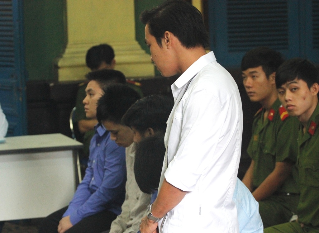 Các bị cáo trước vành móng ngựa.