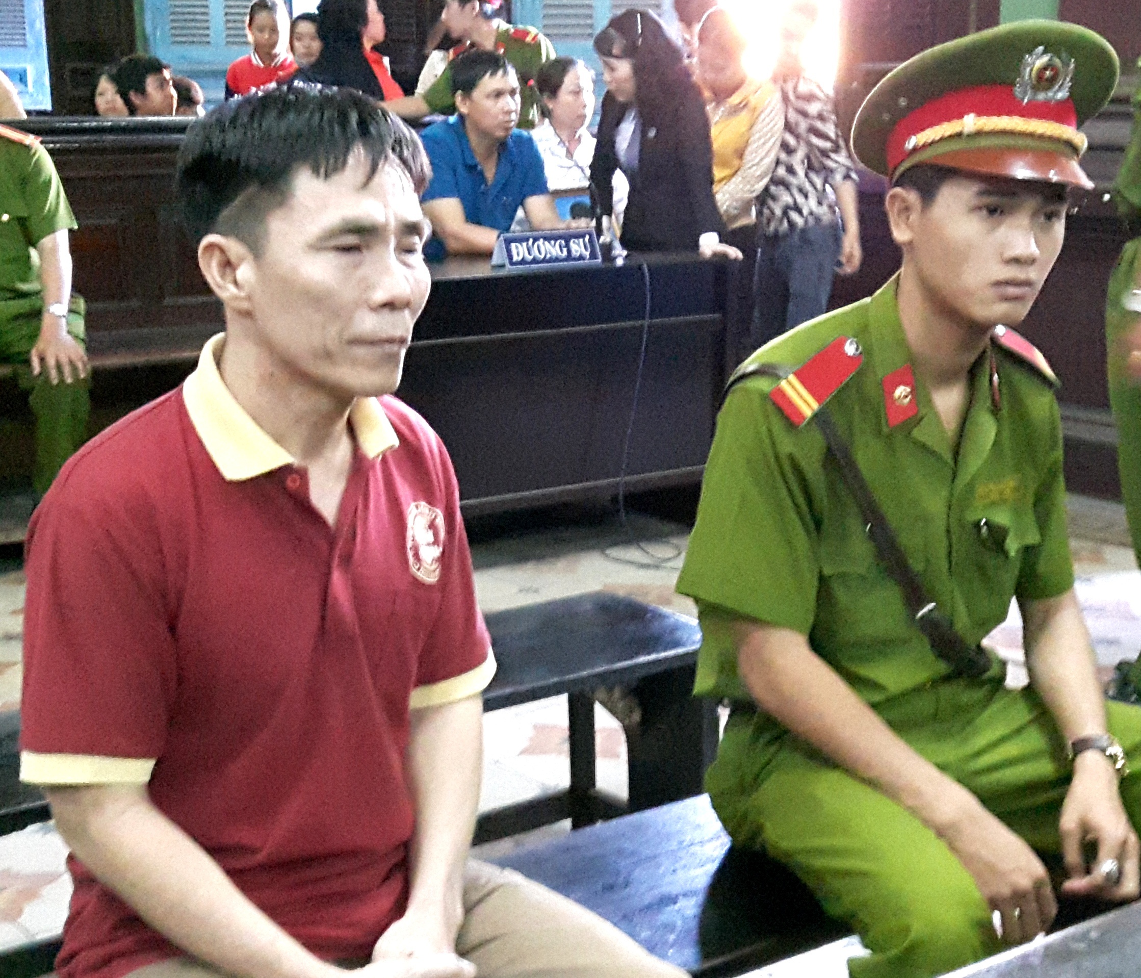 Nguoi dan ong tuoi xang dot chet thay cung hinh anh