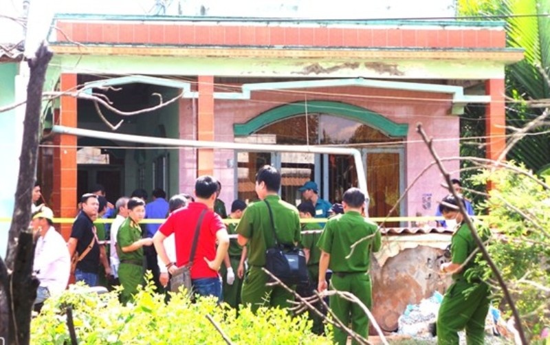 Cong an Long An dinh chi dieu tra vu me giet 2 con roi tu tu hinh anh