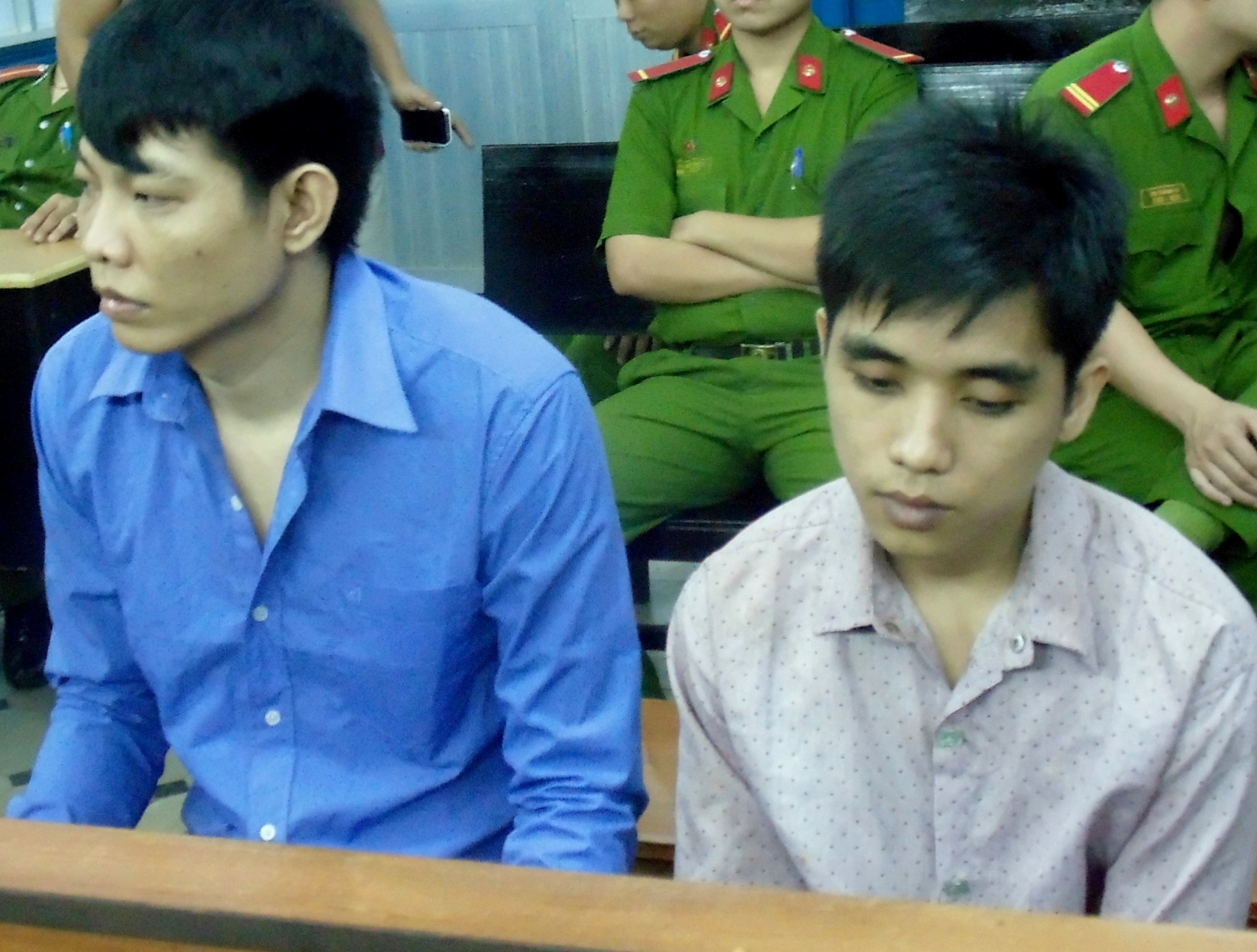 Dung xa beng dam chet nguoi tron trong nha ve sinh hinh anh