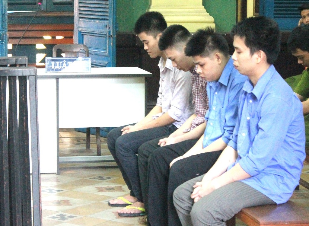 Dam chet ban trong khi say xin hinh anh