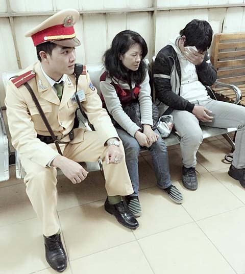 CSGT truy duoi doi nam nu trom xe dap dien hinh anh