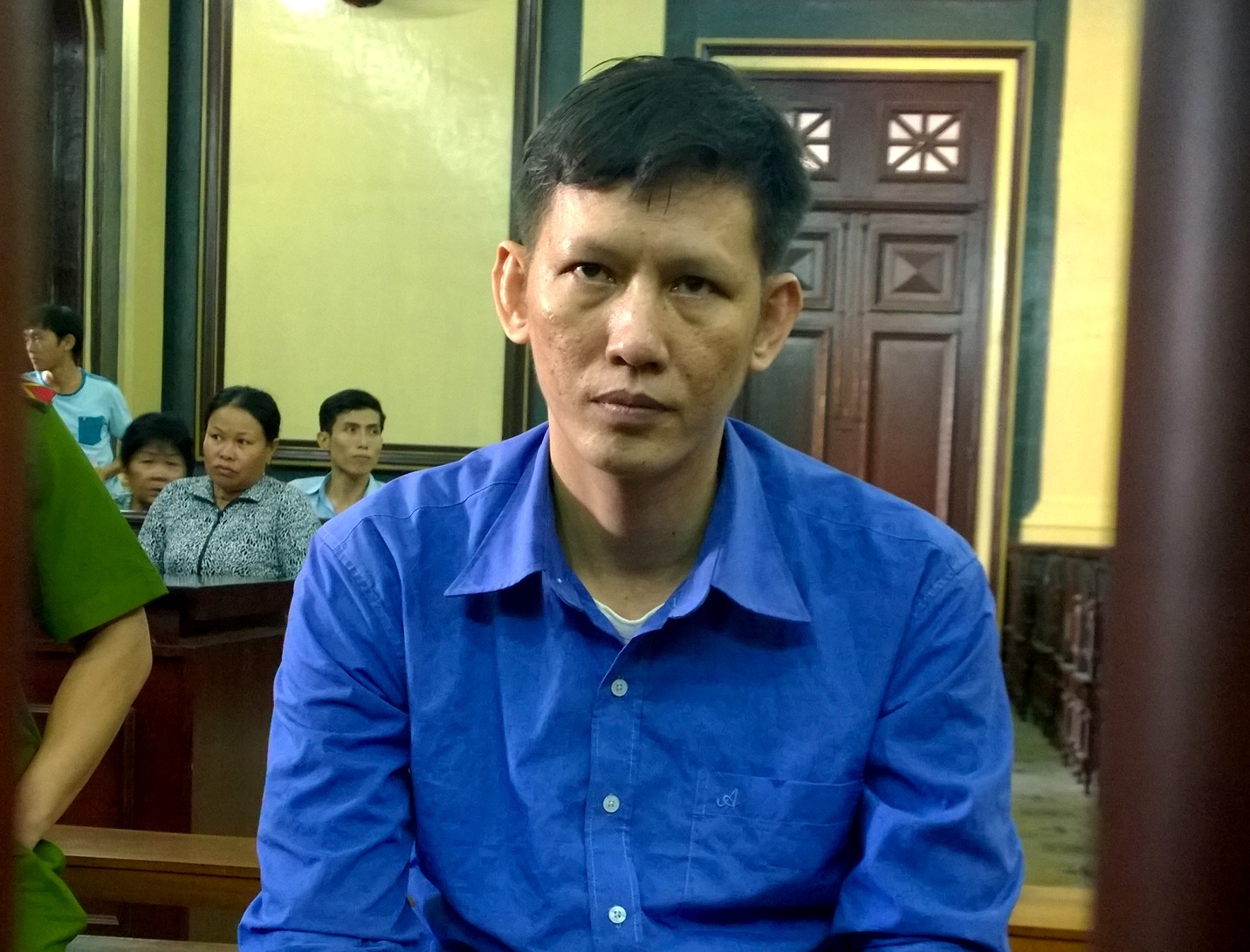 Nguoi dan ong ban dua dao sat hai 2 nguoi tinh hinh anh