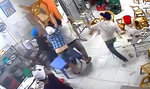 Dan bi chem, co camera ghi lai  nhung cong an bo tay hinh anh