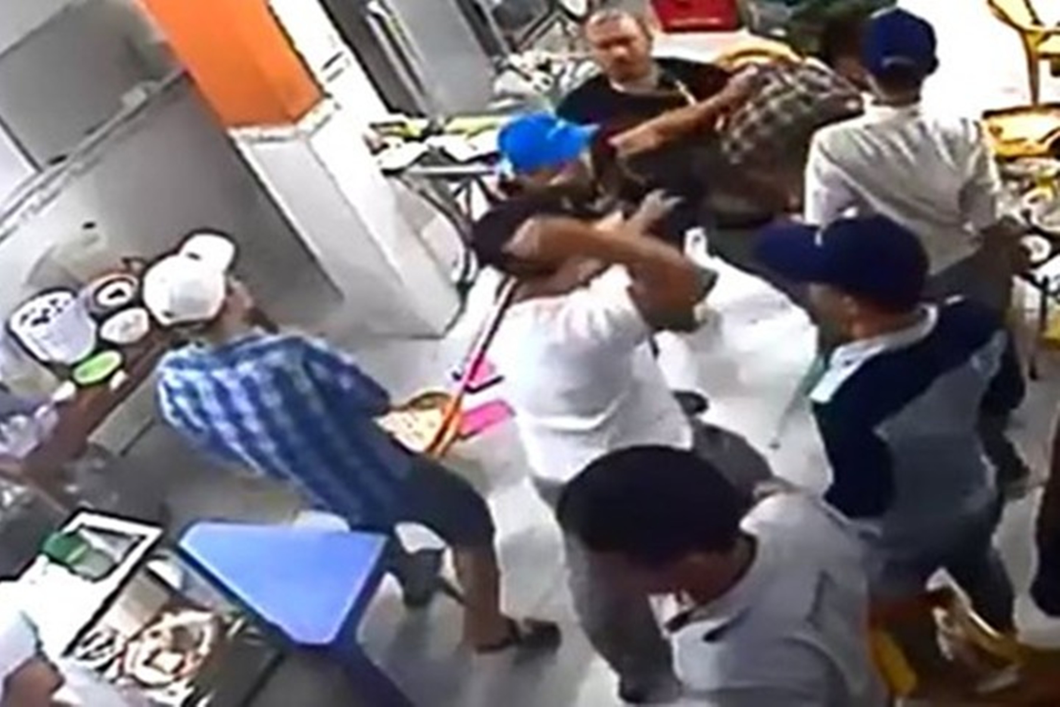 Dieu tra vu  to truong dan pho  bi chem hinh anh