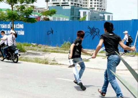 Bat nghi can cam dau bang nhom den truong chem hoc sinh hinh anh