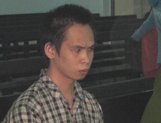 Thanh nien troi tay hai doi be gai trong nghia dia hinh anh