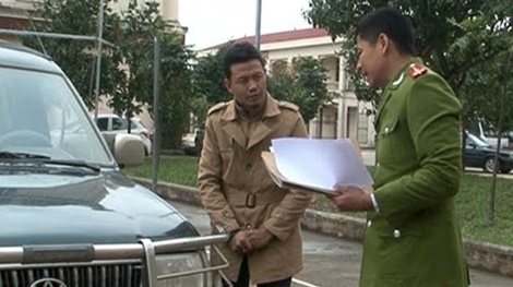 Tai xe chong doi chay 30 km khi cong an o tren nap capo hinh anh
