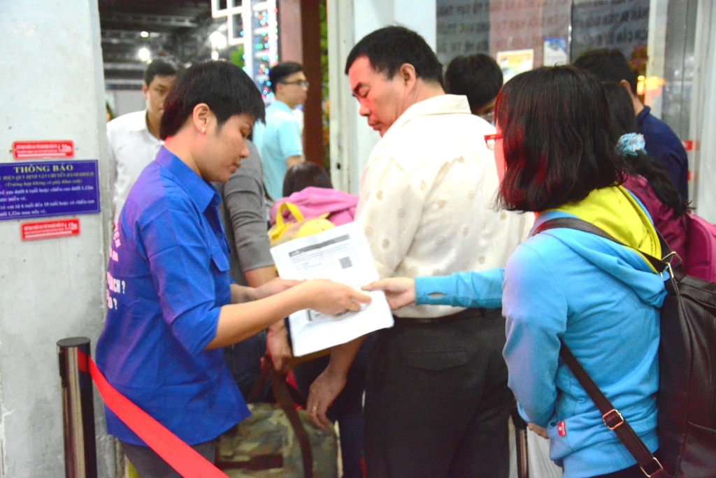 Co ve long hanh truoc cua ga Sai Gon hinh anh