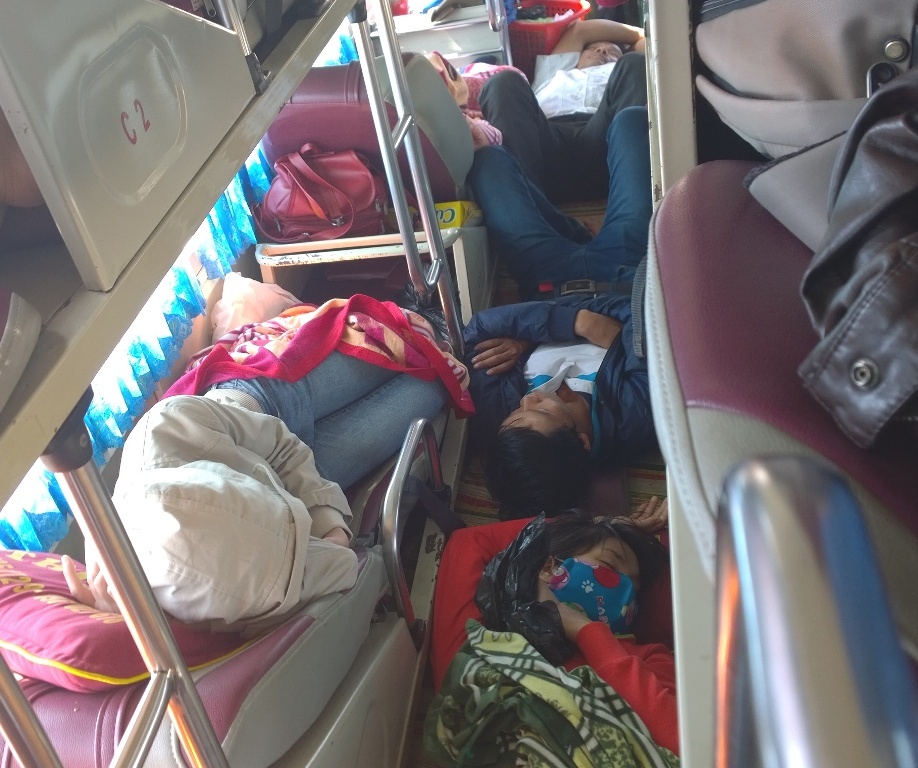 Cac kieu ne CSGT cua xe khach cho qua tai hinh anh