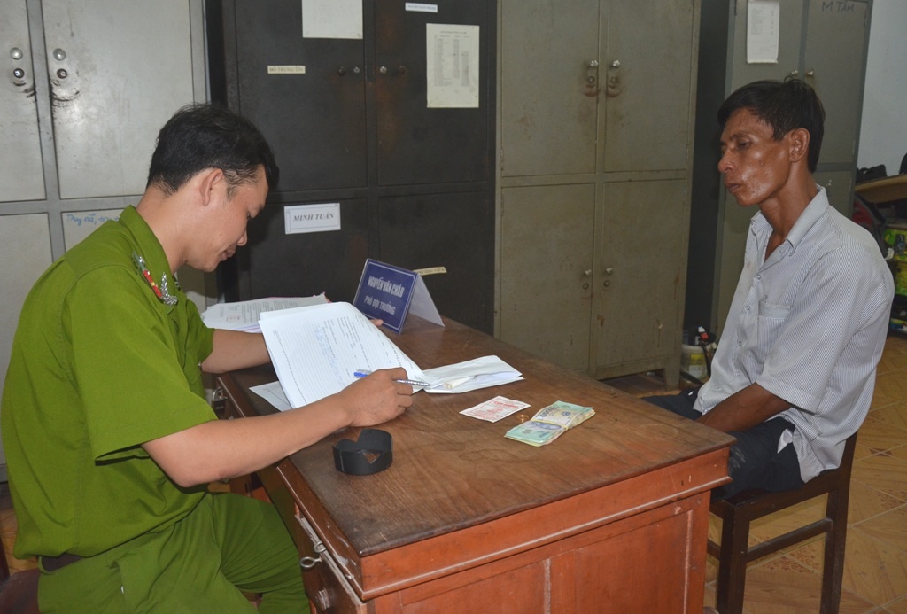 Vo hoi duong roi cuop day chuyen cua mot phu nu hinh anh