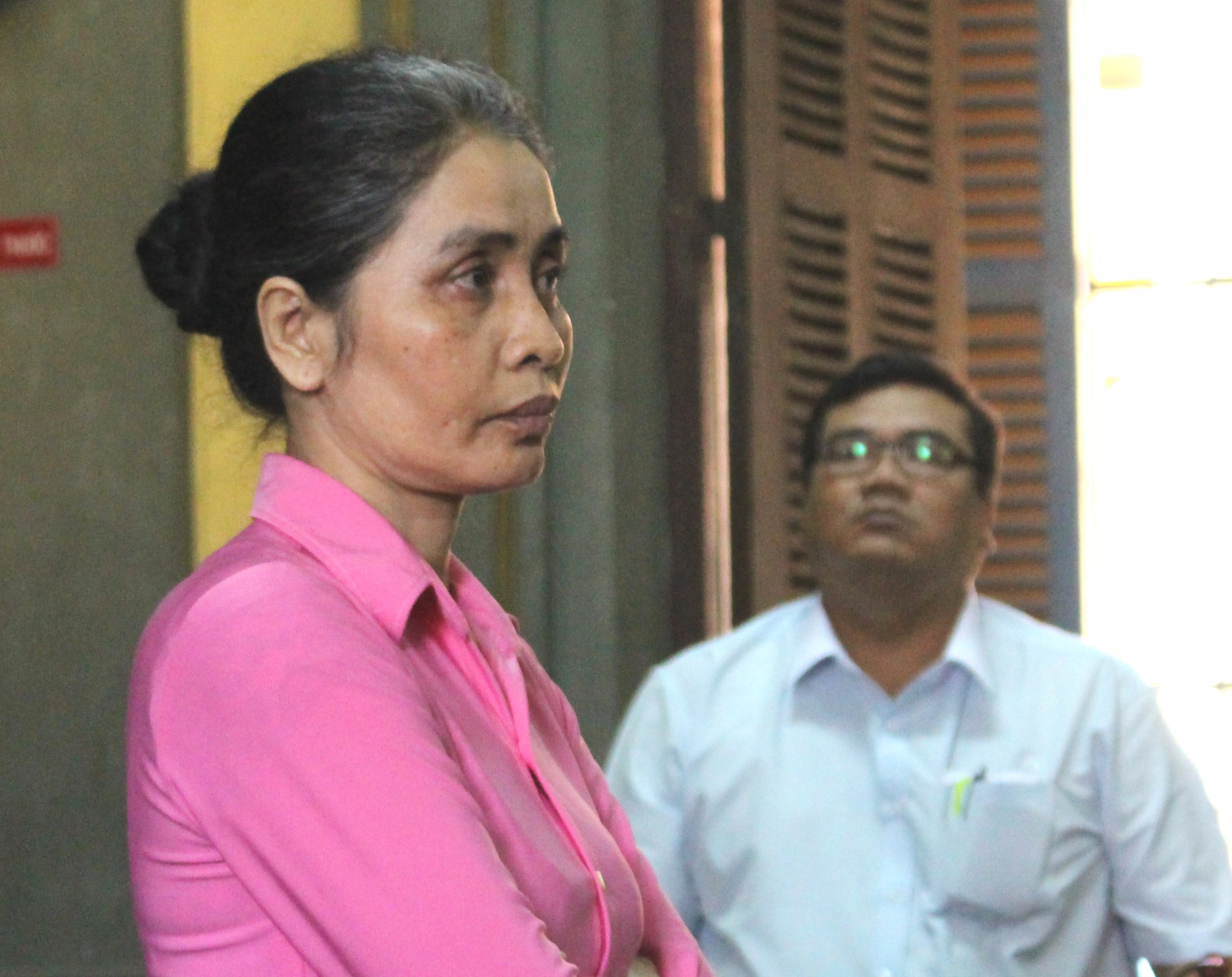 Tuoi xang dot nguoi roi ho chay nha hinh anh