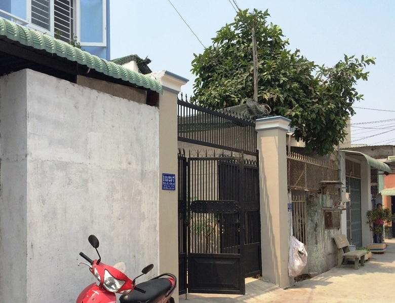 Hai vo chong bi bong nang trong nha ve sinh hinh anh