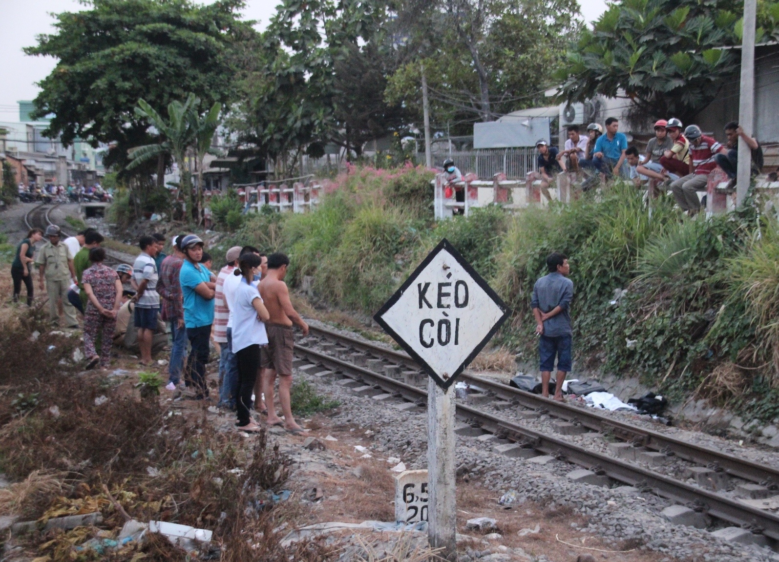 Di bo giua duong ray, thanh nien bi tau hoa tong chet hinh anh