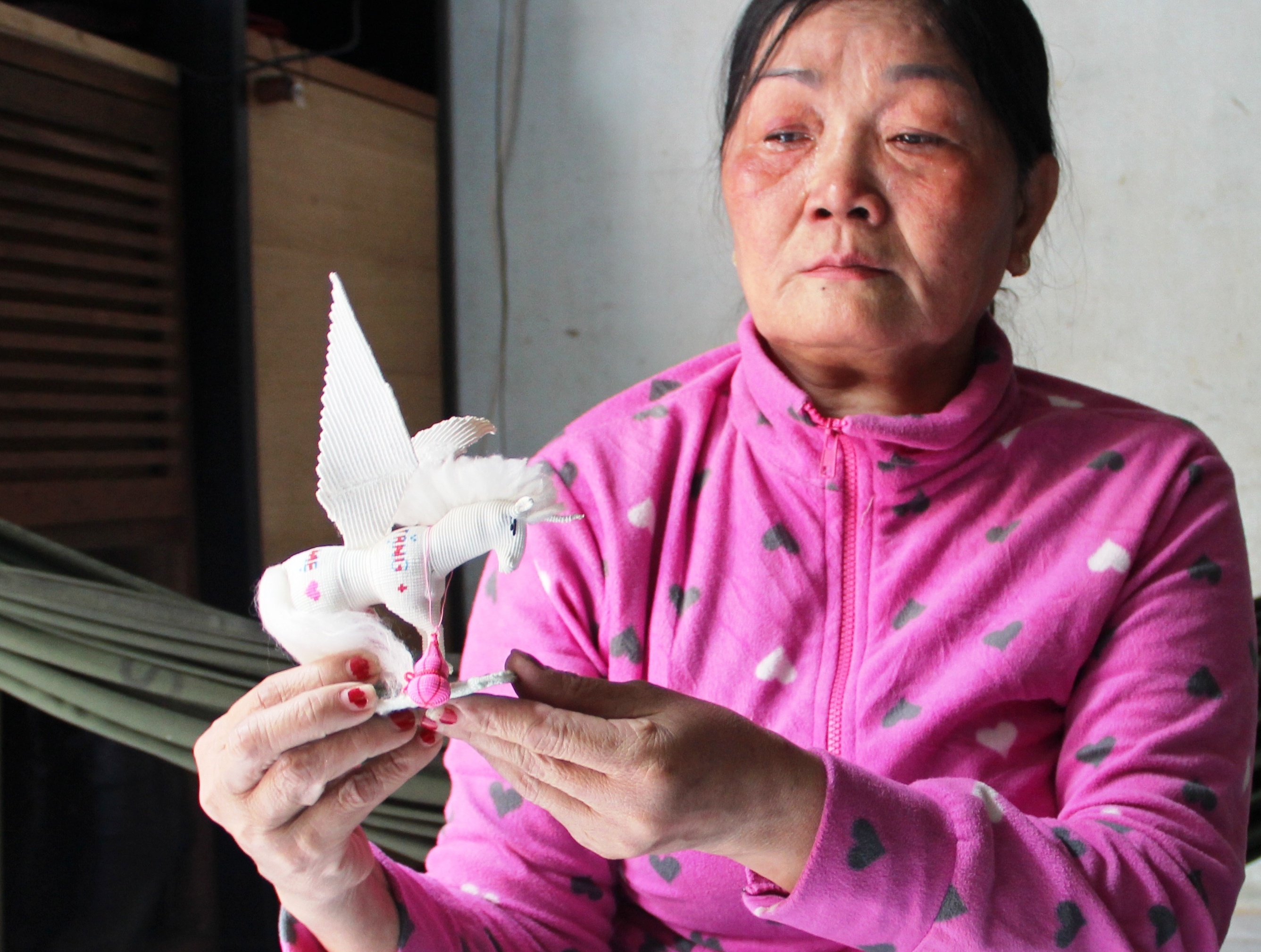 Vu Van Tien lam qua 8/3 tang me hinh anh