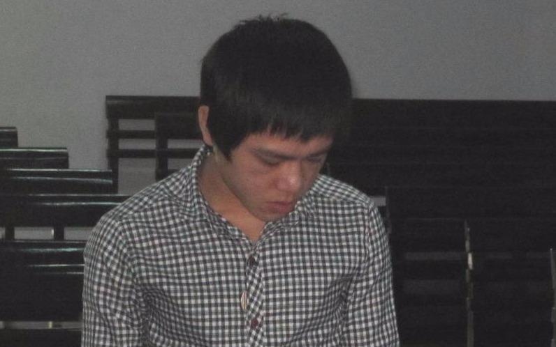 Con mang do an trom ve nha, me den cong an to cao hinh anh