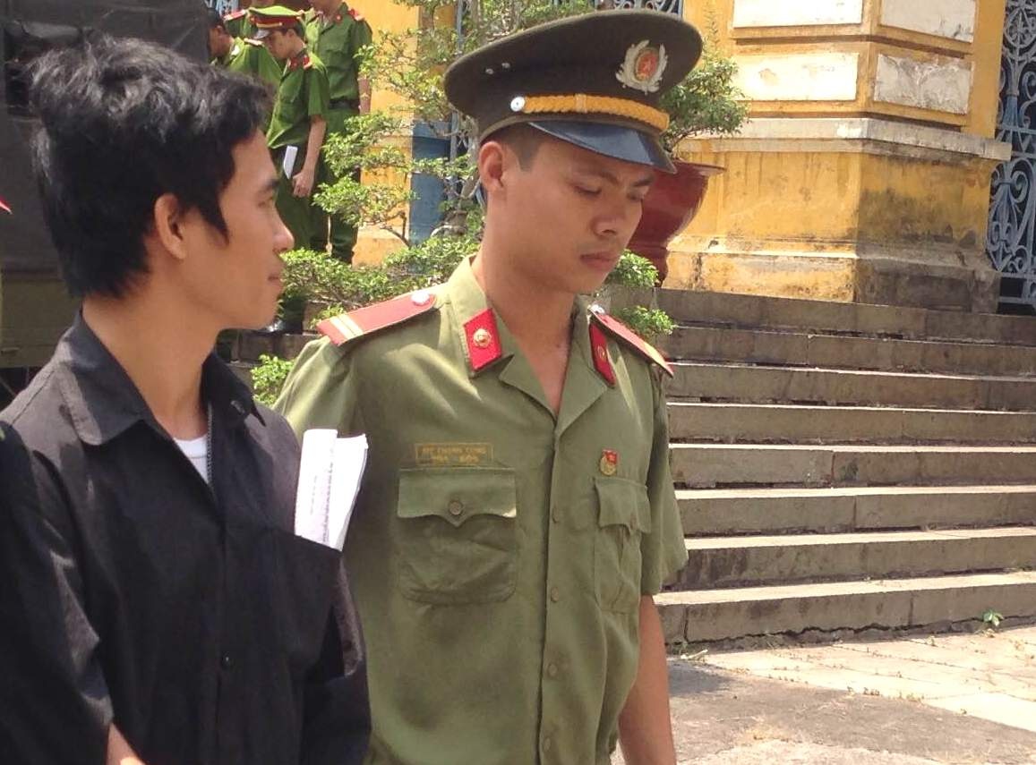 Pham toi khung bo vi dat bom gia de quang cao long mi hinh anh