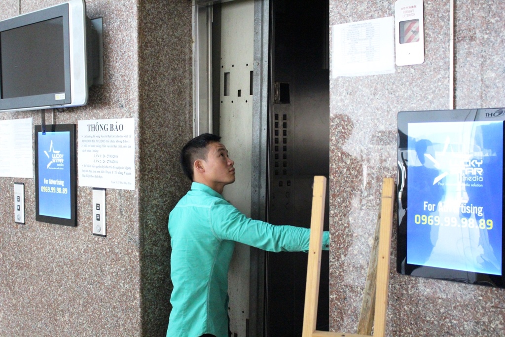 40 phut trong thang may bi ket anh 2