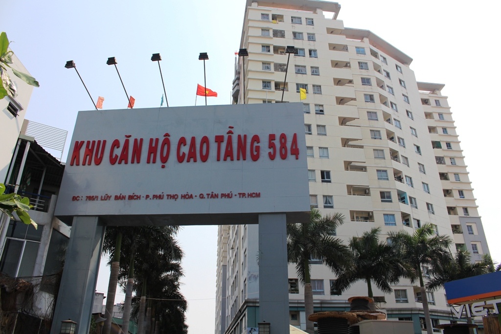 40 phut trong thang may bi ket anh 3