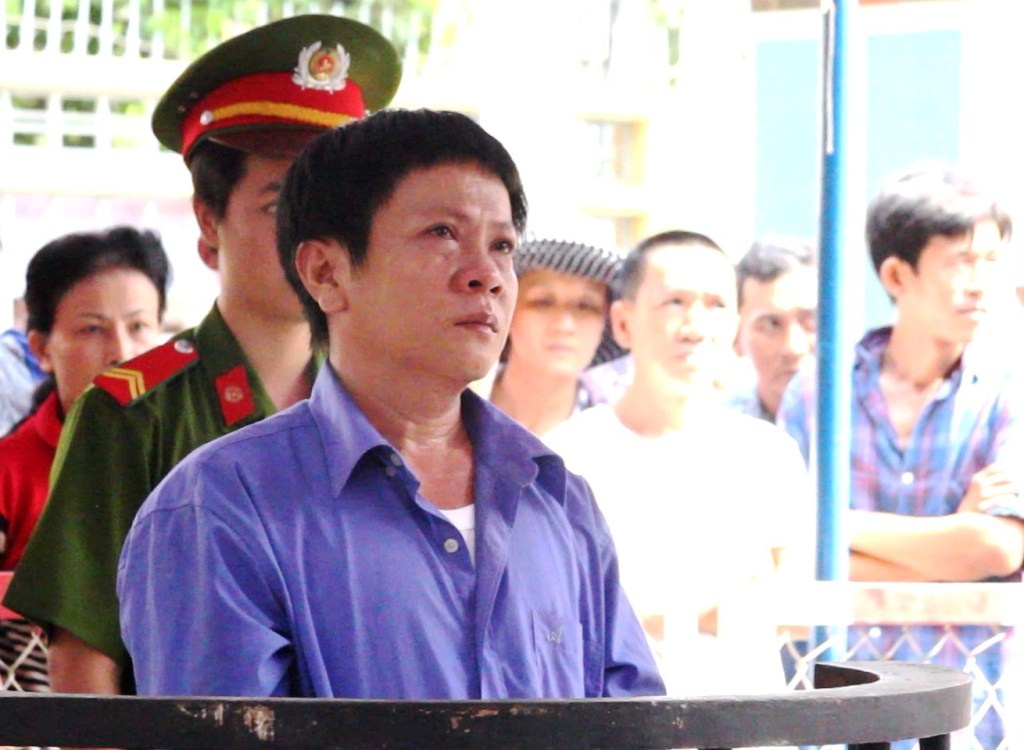 An chung than cho nguoi chong dam chet vo tren giuong hinh anh