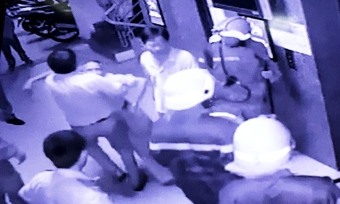 40 phut hoang loan trong thang may bi ket hinh anh