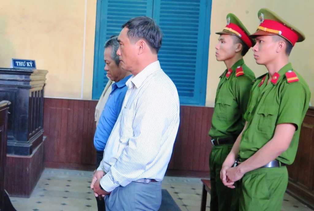 Giam doc benh vien lap khong 13.000 ho so hinh anh