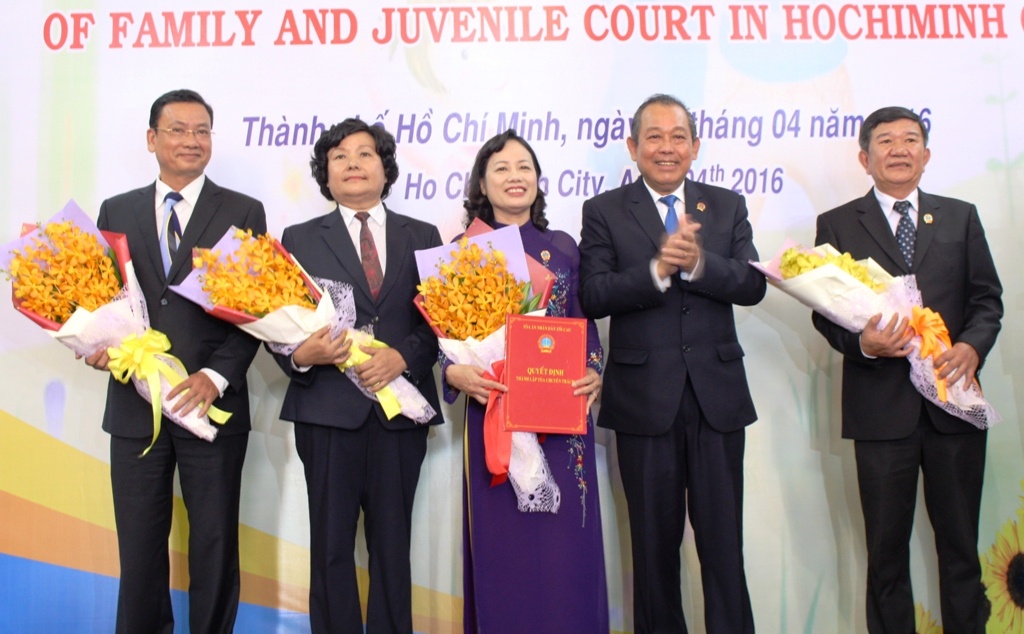 Toa gia dinh va nguoi chua thanh nien anh 1