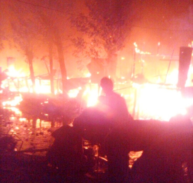 Bat ke tu dot nha lam hang xom va lay hinh anh