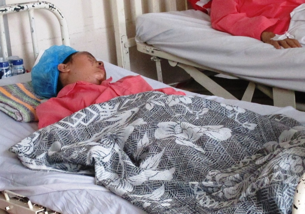 Nu sinh bi tat axit o Sai Gon tung bi de doa nhieu lan hinh anh