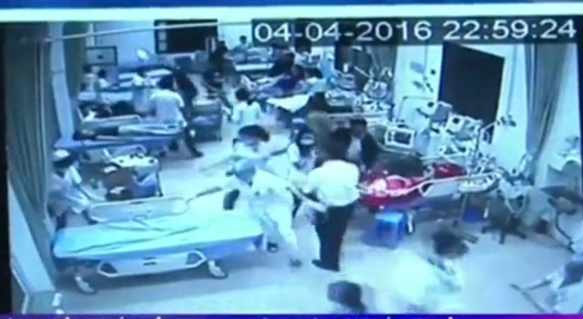 Nhom thanh nien xong vao benh vien truy sat benh nhan hinh anh