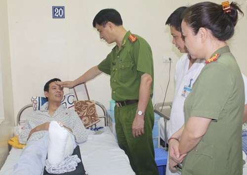 Bat toi pham ma tuy, mot cong an bi thuong hinh anh